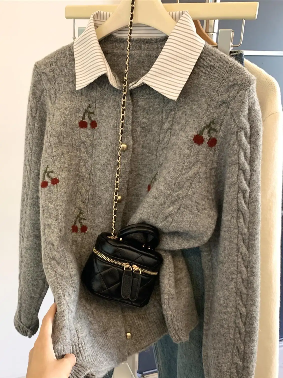 レディースルーズニットセーターコート、シャツ襟スタイル、長袖 - Embroidery Rose のレビューと価格