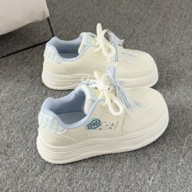 韓国風の白い厚底スニーカー。かわいい猫と魚のバッジが付いてい - Embroidery Garments のレビューと価格